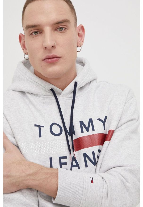 Tommy Jeans Bluza męska kolor szary z kapturem melanżowa. Okazja: na co dzień. Typ kołnierza: kaptur. Kolor: szary. Materiał: bawełna, dzianina. Wzór: melanż. Styl: casual