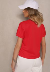 Renee - Czerwony T-shirt z Nadrukiem Napisu Dezerine. Okazja: na co dzień. Kolor: czerwony. Materiał: jeans. Wzór: napisy, nadruk. Styl: klasyczny, casual
