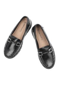 Mokasyny damskie Vinceza, cholewka ze skóry naturalnej o delikatnie połyskującym wykończeniu wsuwany fason zabudowany przód z charakterystycznym mars. Kolor: czarny. Materiał: skóra. Szerokość cholewki: normalna #4