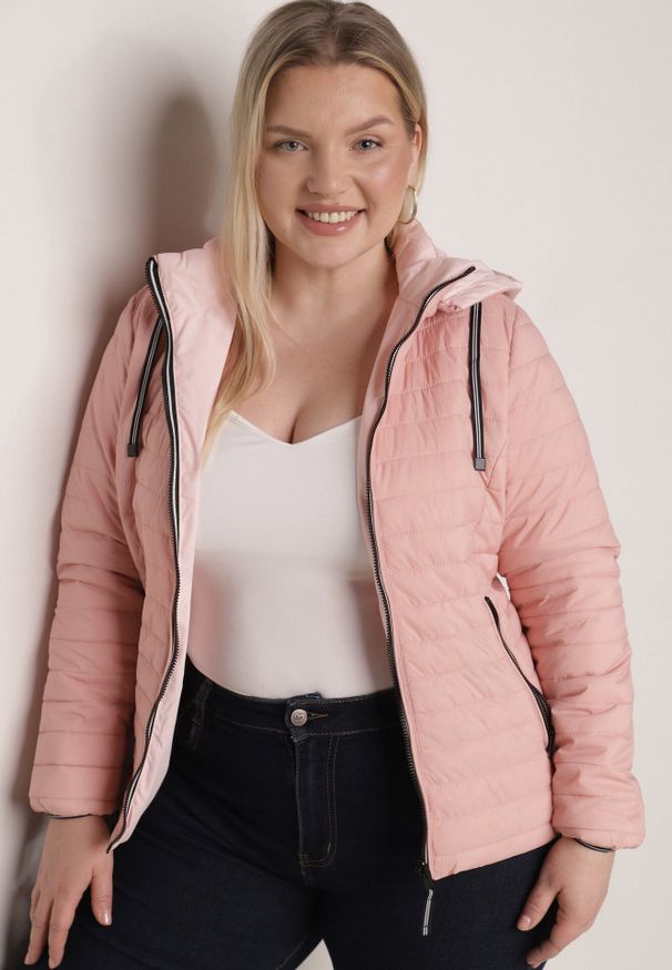 Born2be - Różowa Kurtka Przejściowa Dwustronna z Pikowaniem i Kapturem Azirane. Okazja: na co dzień. Typ kołnierza: kaptur. Kolekcja: plus size. Kolor: różowy. Materiał: jeans. Wzór: gładki. Styl: casual, elegancki