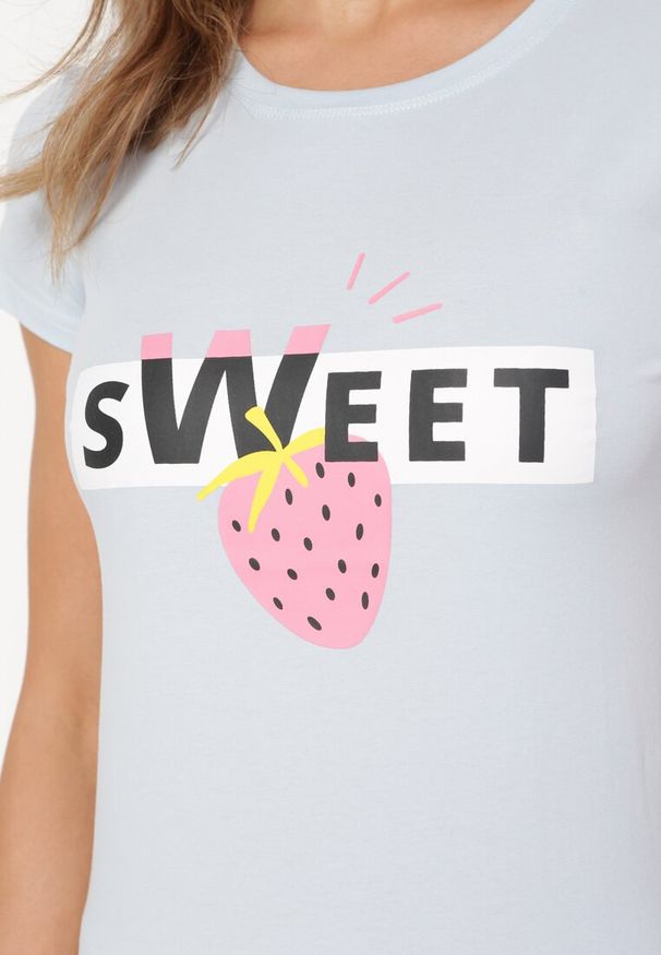 Born2be - Jasnoniebieska Bawełniana Bluzka z Nadrukiem i Napisem Vemassa. Kolor: niebieski. Materiał: bawełna. Długość rękawa: krótki rękaw. Długość: krótkie. Wzór: nadruk, napisy. Sezon: wiosna, lato