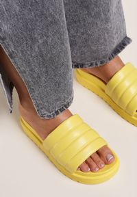 Renee - Żółte Klapki Noeris. Nosek buta: okrągły. Kolor: żółty. Materiał: guma. Wzór: aplikacja. Obcas: na platformie #6