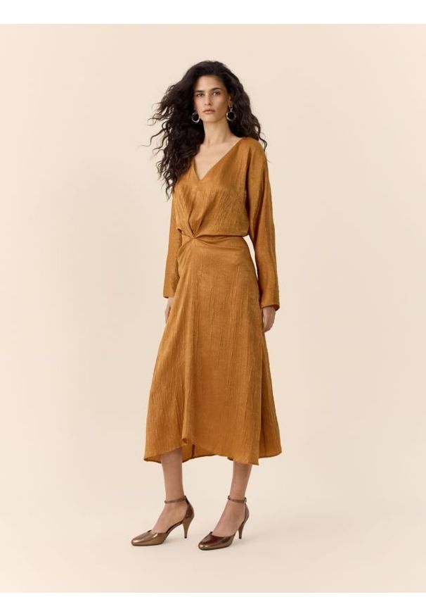 Reserved - Sukienka z drapowaniem - brązowy. Kolor: brązowy. Materiał: tkanina