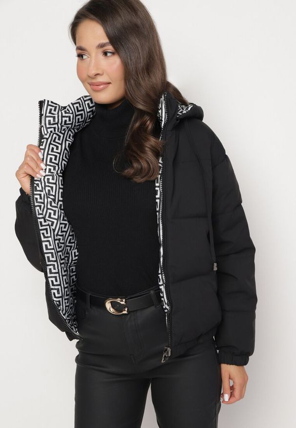 Born2be - Czarna Dwustronna Kurtka Pikowana z Kapturem Mesfinna. Typ kołnierza: kaptur. Kolor: czarny. Wzór: nadruk, aplikacja, geometria