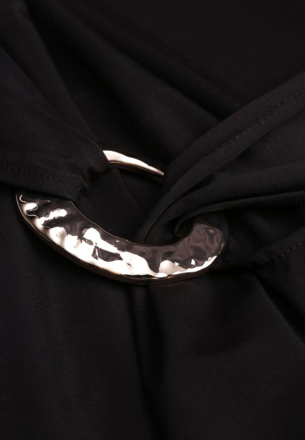 Born2be - Czarna Wizytowa Sukienka Taliowana z Metaliczną Ozdobą Aroos. Okazja: na co dzień. Kolor: czarny. Wzór: aplikacja. Typ sukienki: proste. Styl: wizytowy