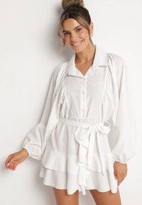 Born2be - Biała Sukienka Ozdobiona Paskiem i Falbanami Divilena. Okazja: na co dzień. Kolor: biały. Materiał: jeans. Wzór: aplikacja. Styl: casual, elegancki #1