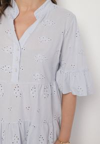 Born2be - Jasnoniebieska Bawełniana Sukienka z Haftowanej Tkaniny o Koszulowym Kroju z Falbanami Filidwena. Okazja: na co dzień. Typ kołnierza: kołnierzyk klasyczny. Kolor: niebieski. Materiał: tkanina, bawełna. Wzór: haft. Typ sukienki: koszulowe. Styl: klasyczny, casual, elegancki, boho #6