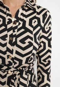 Born2be - Czarna Koszulowa Sukienka z Wiskozą Paskiem i Geometrycznym Motywem Erislevia. Okazja: na spacer, na co dzień. Typ kołnierza: dekolt w kształcie V. Kolor: czarny. Materiał: wiskoza. Długość rękawa: długi rękaw. Wzór: geometria. Typ sukienki: koszulowe. Styl: elegancki, casual, klasyczny #2