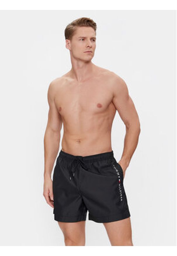 TOMMY HILFIGER - Tommy Hilfiger Szorty kąpielowe UM0UM03258 Czarny Regular Fit. Kolor: czarny. Materiał: syntetyk