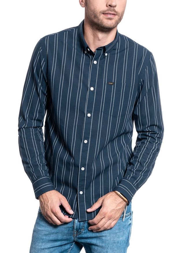 Lee - KOSZULA MĘSKA LEE BUTTON DOWN REGULAR FIT SKY CAPTAIN L880ROHY 112123431. Typ kołnierza: button down