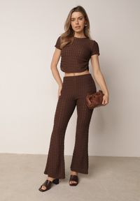 Born2be - Brązowy Komplet z Tkaniny z Tłoczeniem Spodnie Dzwony i Marszczony Top Oranelle. Kolor: brązowy. Materiał: tkanina #1