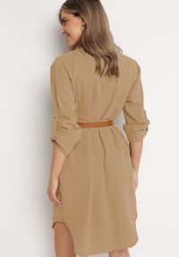 Born2be - Ciemnobeżowa Sukienka Deliberation. Typ kołnierza: kołnierzyk klasyczny. Kolor: beżowy. Długość rękawa: długi rękaw. Wzór: aplikacja. Typ sukienki: asymetryczne, koszulowe. Styl: klasyczny. Długość: mini #3