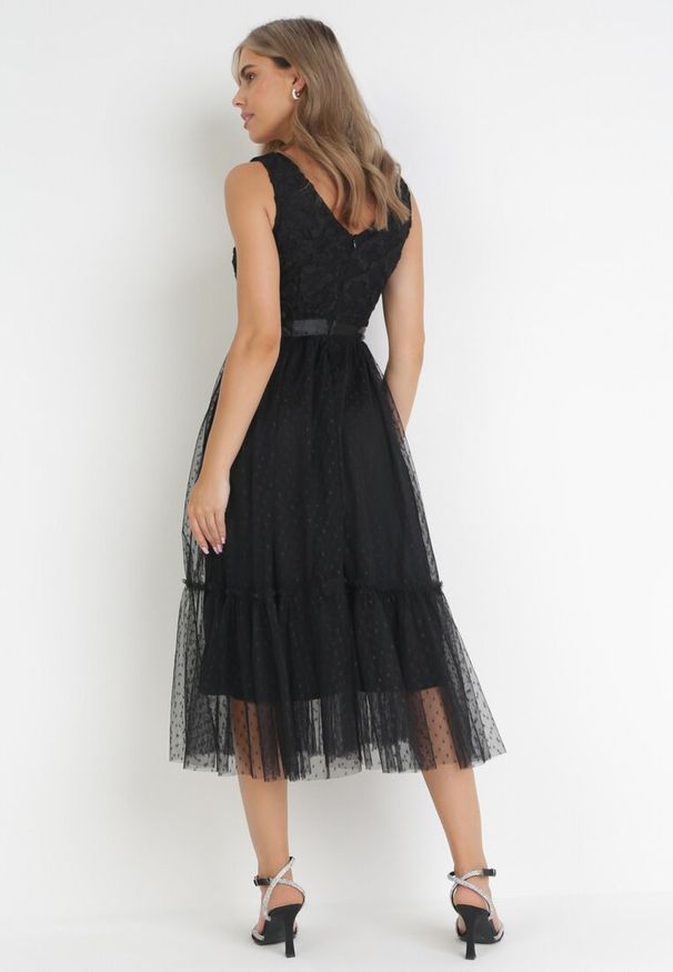 Born2be - Czarna Rozkloszowana Sukienka Midi z Ozdobnym Tiulem Celaina. Kolor: czarny. Materiał: tiul. Długość: midi