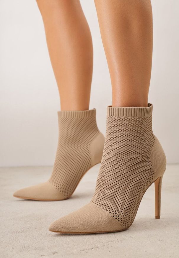 Renee - Ciemnobeżowe Botki VICES na Szpilce z Elastyczną Dzianinową Cholewką Dedanna. Nosek buta: otwarty. Kolor: beżowy. Materiał: dzianina. Szerokość cholewki: normalna. Obcas: na szpilce. Wysokość obcasa: średni