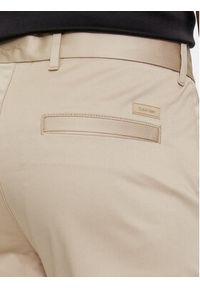 Calvin Klein Chinosy K10K110963 Beżowy Slim Fit. Kolor: beżowy. Materiał: bawełna #4