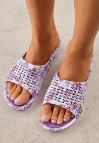 Born2be - Fioletowe Klapki Basenowe w Kwiatowy Wzór z Perforacją Pertumal. Okazja: na co dzień, na spacer. Kolor: fioletowy. Materiał: dzianina, jeans, dresówka. Wzór: kwiaty. Sezon: lato. Styl: wakacyjny, casual, elegancki #9