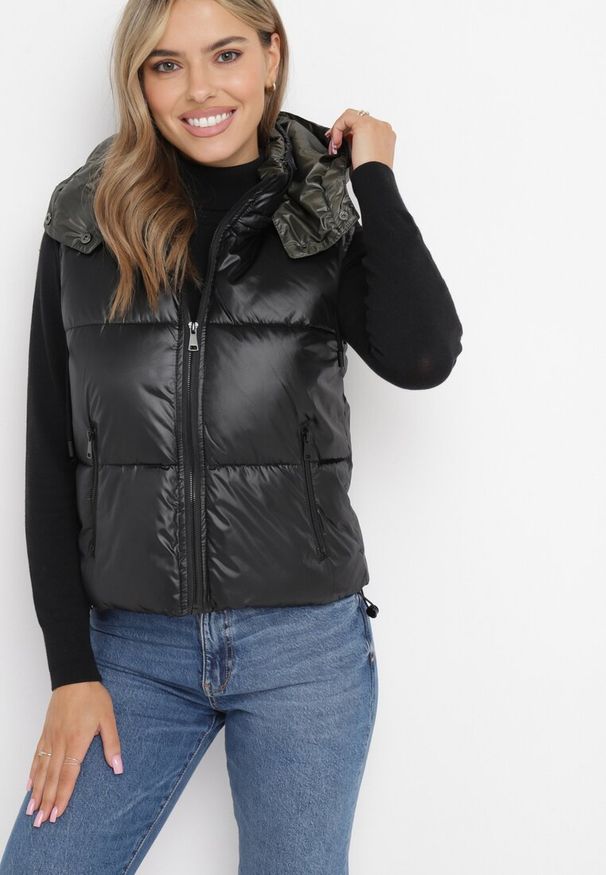 Born2be - Czarna Pikowana Kamizelka z Odpinanym Kapturem Winncea. Okazja: na co dzień. Kolor: czarny. Materiał: jeans. Styl: casual