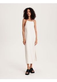Reserved - Sukienka midi z rozcięciem - złamana biel. Materiał: bawełna, tkanina, len, wiskoza. Wzór: gładki. Typ sukienki: proste. Długość: midi