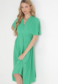 Born2be - Zielona Rozkloszowana Sukienka Midi z Kopertowym Dekoltem i Gumką w Talii Muntani. Kolor: zielony. Długość rękawa: krótki rękaw. Typ sukienki: kopertowe. Długość: midi