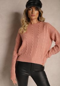 Renee - Jasnoróżowy Sweter z Dekoltem na Plecach z Ozdobnym Splotem Torleana. Okazja: na co dzień. Typ kołnierza: dekolt na plecach. Kolor: różowy. Materiał: jeans. Długość rękawa: długi rękaw. Długość: długie. Wzór: ze splotem. Styl: klasyczny, elegancki, casual #4