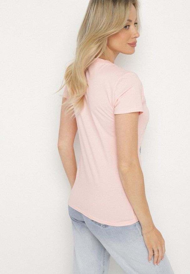 Born2be - Różowy Bawełniany T-shirt Ozdobiony Napisem i Cyrkoniami Isnorea. Okazja: na co dzień. Kolor: różowy. Materiał: bawełna. Wzór: aplikacja, napisy. Styl: glamour, casual