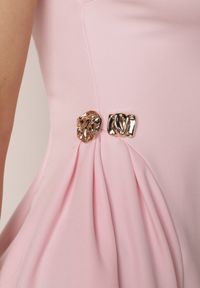 Born2be - Różowa Elegancka Sukienka Bez Rękawów Zdobiona Przypinkami w Talii Rhaegina. Okazja: na co dzień. Kolor: różowy. Długość rękawa: bez rękawów. Wzór: aplikacja. Typ sukienki: proste, rozkloszowane. Styl: elegancki #6