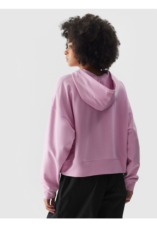 4f - 4F Bluza dresowa nierozpinana z kapturem damska - różowa XL. Okazja: na co dzień. Typ kołnierza: kaptur. Kolor: różowy. Materiał: dresówka. Wzór: gładki, ze splotem, napisy. Sezon: lato. Styl: klasyczny, sportowy, casual