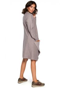 BE - Dzianinowa sukienka oversize trapezowa z asymetrycznym dołem szara. Kolor: szary. Materiał: dzianina. Typ sukienki: asymetryczne, oversize, trapezowe