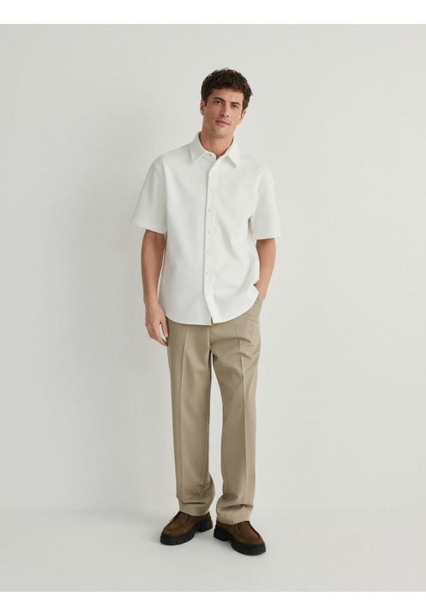 Reserved - Gładka koszula - złamana biel. Materiał: dzianina. Wzór: gładki