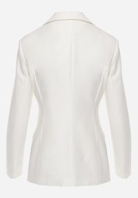 Born2be - Biała Taliowana Marynarka VICES z Usztywnianymi Ramionami Vivilise. Okazja: do pracy, na co dzień, na spotkanie biznesowe. Typ kołnierza: golf. Kolor: biały. Materiał: jeans, poliester. Wzór: gładki. Styl: elegancki, biznesowy, casual #8