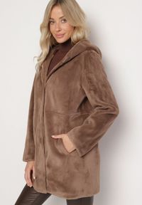 Born2be - Brązowa Kurtka ze Sztucznego Futerka z Kapturem Innalitha. Typ kołnierza: kaptur. Kolor: brązowy. Materiał: futro #1