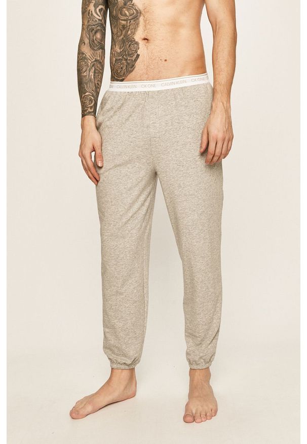 Calvin Klein Underwear - Spodnie piżamowe CK One. Kolor: szary. Materiał: bawełna, poliester, dzianina, elastan. Wzór: gładki