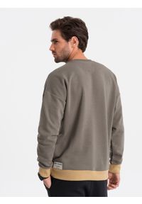 Ombre Clothing - Bluza męska OVERSIZE z kontrastowym łączeniem kolorów - khaki V7 - Rozmiar: XL. Kolor: brązowy. Materiał: materiał, poliester, bawełna. Wzór: aplikacja #6