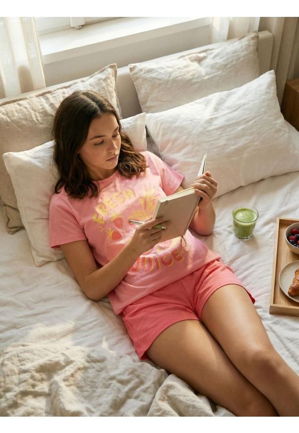 Sinsay - Bawełniana piżama dwuczęściowa z motywem owocowym - różowy. Kolor: różowy. Materiał: bawełna