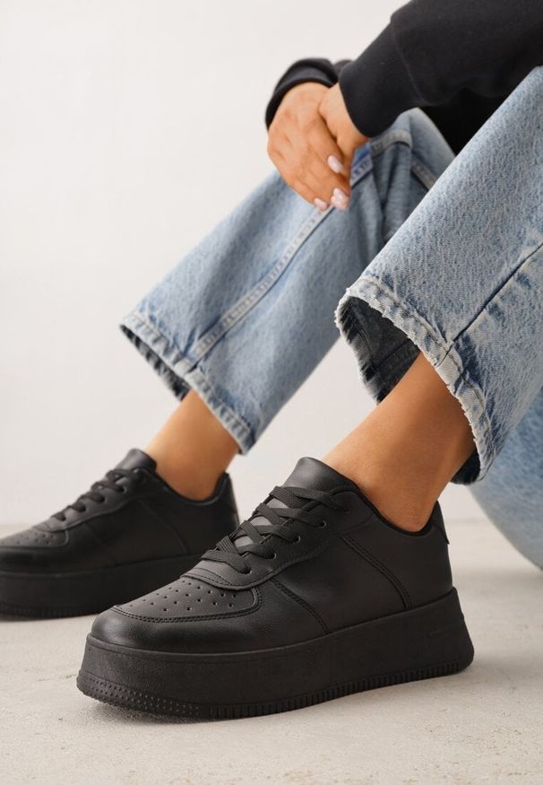 Renee - Czarne Kultowe Sneakersy na Grubej Podeszwie z Perforacją na Nosku Lissina. Okazja: na co dzień. Kolor: czarny. Materiał: jeans