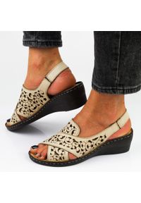Beżowe skórzane sandały damskie na koturnie Vinceza 43013. Kolor: beżowy. Materiał: skóra. Obcas: na koturnie