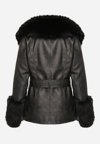 Born2be - Czarna Kurtka z Imitacji Skóry z Futrzanymi Wstawkami i Paskiem Etinara. Okazja: na co dzień. Kolor: czarny. Materiał: futro, skóra. Długość rękawa: długi rękaw. Długość: długie. Sezon: zima. Styl: casual, elegancki #3