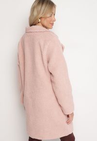 Born2be - Różowy Futrzany Płaszcz Ozdobiony Kieszeniami Mortisa. Okazja: na co dzień. Kolor: różowy. Materiał: futro. Wzór: aplikacja. Styl: casual, elegancki