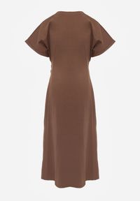 Born2be - Brązowa Sukienka o Rozkloszowanym Kroju z Marszczeniem i Rozcięciem Zinnariae. Okazja: na co dzień. Kolor: brązowy. Materiał: jeans. Styl: casual #6