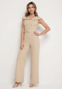 Born2be - Beżowy Kombinezon z Wywijanym Dekoltem w Łódkę i Paskiem z Klamrą Galithiela. Okazja: na co dzień. Kolor: beżowy. Wzór: aplikacja. Styl: klasyczny, casual, elegancki #1