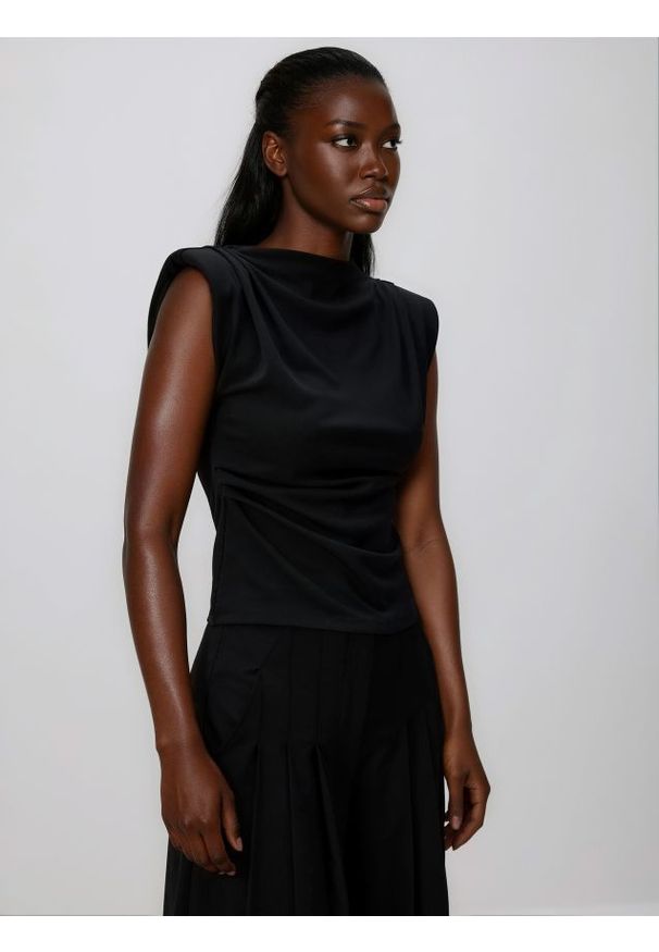 Reserved - Bluzka z poduszkami na ramionach - czarny. Kolor: czarny. Materiał: dzianina. Wzór: gładki