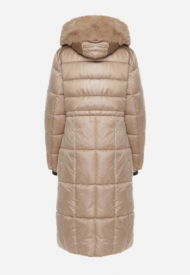 Born2be - Ciemnobeżowa Pikowana Kurtka z Kapturem z Futerkiem z Możliwością Odpięcia Ściągana w Talii Ravanna. Okazja: na co dzień. Typ kołnierza: kaptur. Kolor: beżowy. Materiał: futro. Styl: casual, elegancki