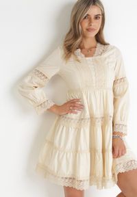 Born2be - Beżowa Sukienka Mini z Koronkowymi Wstawkami i Rozkloszowanym Dołem Femona. Okazja: na co dzień. Kolor: beżowy. Materiał: koronka. Typ sukienki: proste. Styl: casual. Długość: mini #4