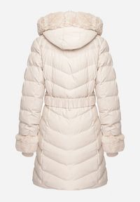 Born2be - Jasnobeżowa Pikowana Kurtka Zimowa z Paskiem i Futerkowymi Obszyciami z Możliwością Odpięcia Hedirra. Okazja: na co dzień. Kolor: beżowy. Materiał: jeans. Sezon: zima. Styl: casual, elegancki #3