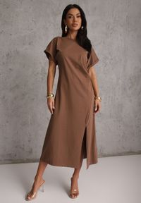 Renee - Brązowa Rozkloszowana Sukienka Zdobiona Drapowaniem w Talii i Rozcięciem Uziola. Okazja: na co dzień. Kolor: brązowy. Wzór: aplikacja. Typ sukienki: proste. Styl: casual #1