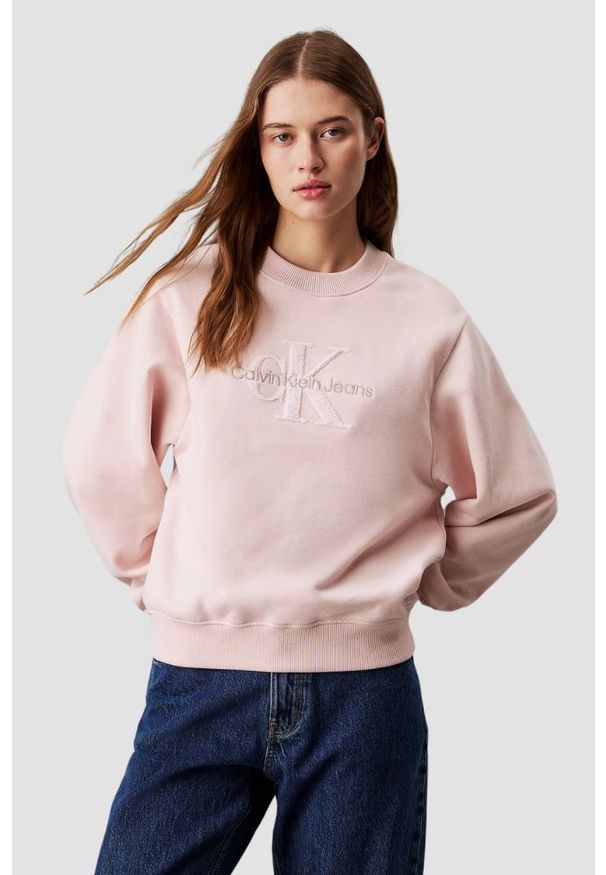 Calvin Klein - CALVIN KLEIN Różowa bluza damska z haftowanym logo. Okazja: na co dzień. Kolor: różowy. Materiał: bawełna. Wzór: haft. Styl: casual