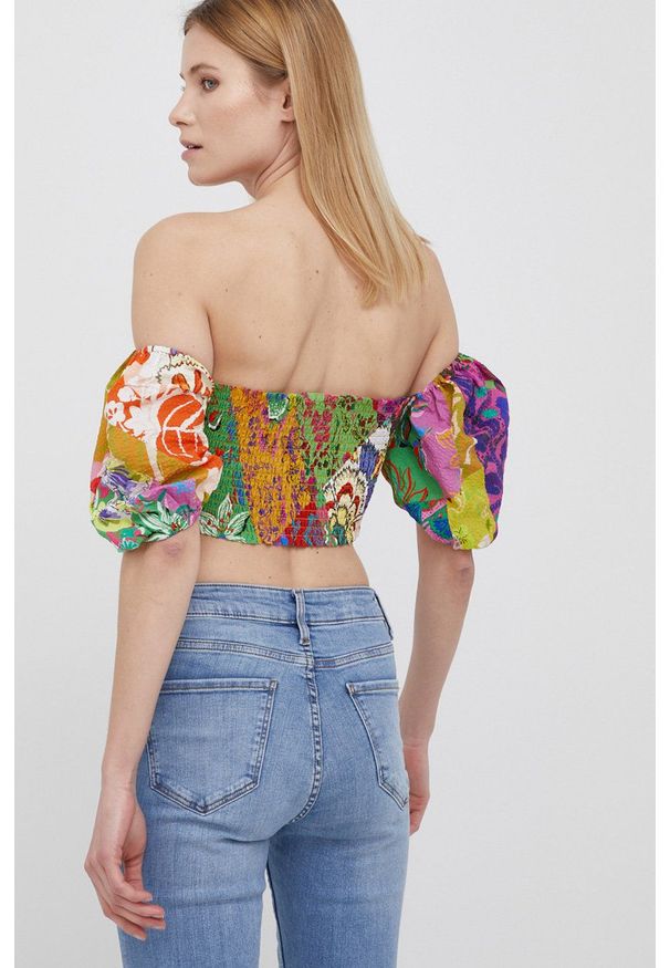 Desigual bluzka bawełniana x Christian Lacroix damska wzorzysta. Typ kołnierza: dekolt hiszpanka. Materiał: bawełna. Długość rękawa: krótki rękaw. Długość: krótkie