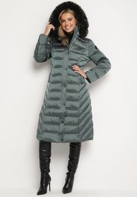 Born2be - Zielona Pikowana Kurtka Zimowa o Długim Kroju z Odpinanym Kapturem z Futrem Mintoria. Okazja: na co dzień. Kolor: zielony. Materiał: futro. Długość: długie. Sezon: zima. Styl: casual, elegancki #1