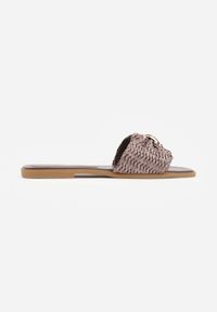 Born2be - Ciemnobrązowe Plecione Klapki z Metaliczną Ozdobą Deineina. Okazja: na co dzień. Kolor: brązowy. Wzór: aplikacja. Sezon: lato. Styl: casual #2