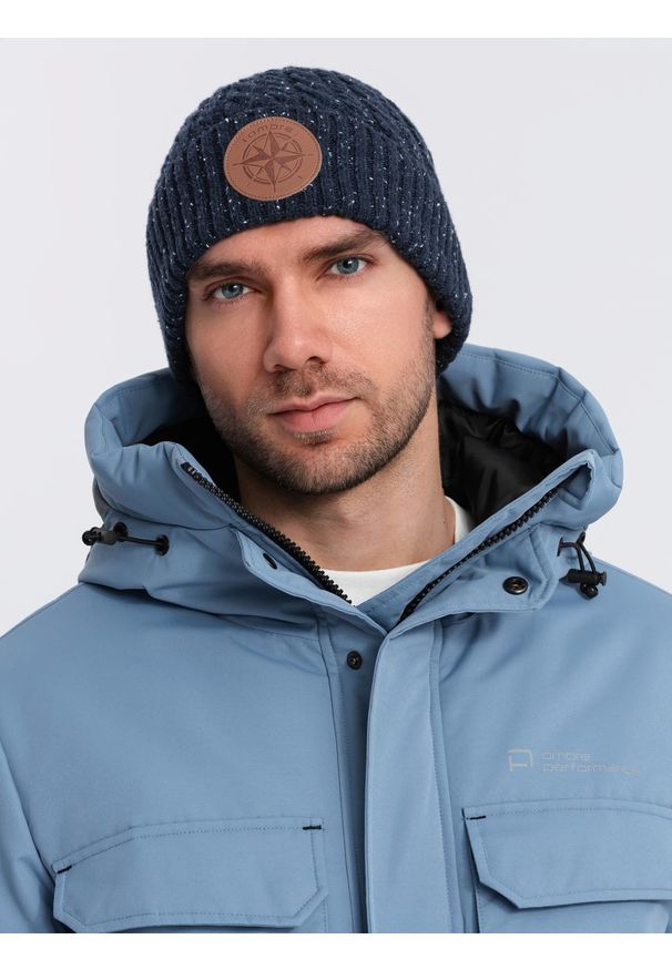 Ombre Clothing - Czapka męska beanie z okrągłą tłoczoną naszywką – granatowa V2. Kolor: niebieski. Materiał: akryl, poliester, wełna. Wzór: aplikacja. Styl: casual